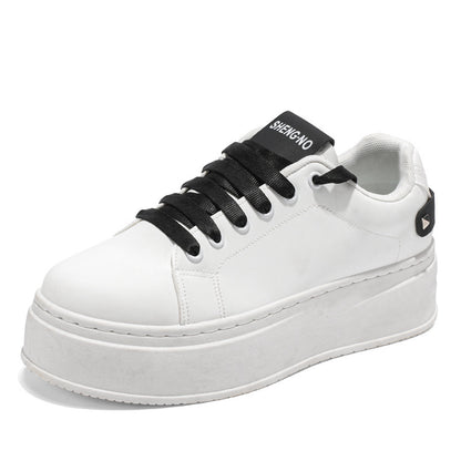 Sapatos masculinos de verão, novos sapatos brancos respiráveis, sapatilhas desportivas masculinas versáteis e de sola grossa que aumentam a altura, ténis casuais, sapatos modernos