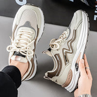 Sapatilhas desportivas de verão respiráveis em malha oca, sola macia masculina 2025 Novos sapatos versáteis, sapatilhas casuais, ténis de corrida