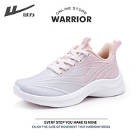 Os novos ténis desportivos femininos de cano baixo e na moda, sapatos versáteis, de visual alto e preppy casual, sapatos confortáveis ao estilo coreano