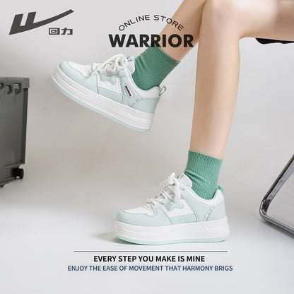 Os novos sapatos casuais versáteis e baixos da Warrior, sapatos desportivos modernos e confortáveis, ténis coreanos de sola grossa de alto valor para mulheres
