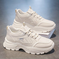 Novos sapatos brancos respiráveis de verão para homens, ténis modernos e versáteis de sola grossa ao estilo coreano, sapatilhas casuais de corrida para homens