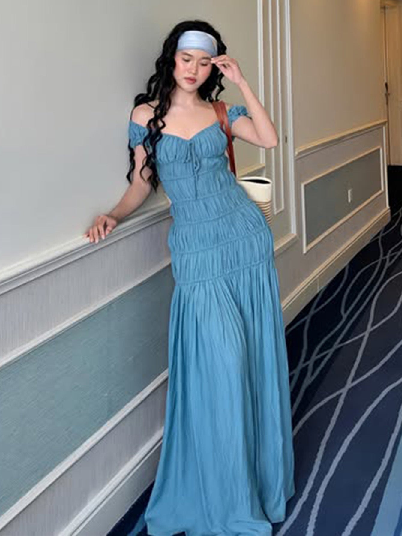 Moda francesa, europeia e americana transfronteiriça, novo vestido sexy de mangas plissadas com decote em V, slim fit, textura e textura fresca