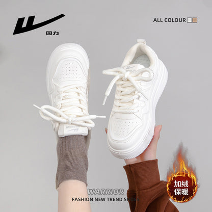 Sapatos confortáveis em pele forrada a polar Warrior, sapatos brancos de sola grossa e estilo universitário, sapatos de algodão versáteis, modernos e na moda