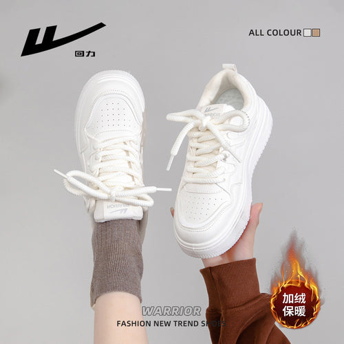 Sapatos confortáveis em pele forrada a polar Warrior, sapatos brancos de sola grossa e estilo universitário, sapatos de algodão versáteis, modernos e na moda