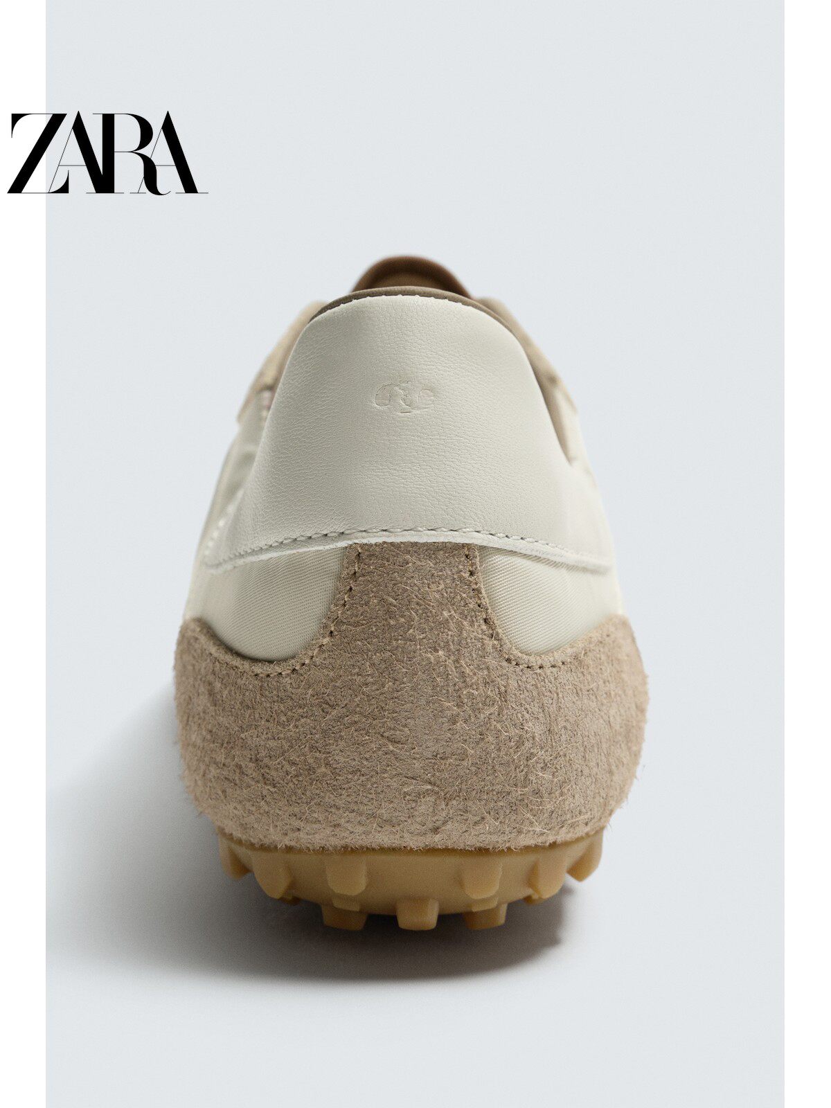 Sapatos masculinos ZARA, lançamento da coleção verão 2026, com detalhes em camurça, modelo retrô com cadarço e design leve (código: 2365720 102).