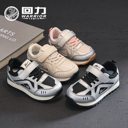 Ténis desportivos novos para rapazes e raparigas em outono em pele, sapatos de treino Warrior bege moral, sapatos casuais versáteis e baixos, sapatos de estudante