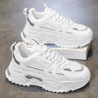 Sapatos masculinos Xiaobai 2025 novos verão, malha fina respirável, sola grossa, aumento de altura, desporto casual, corrida casual, ténis da moda