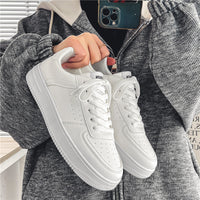Ténis brancos masculinos, novos sapatos respiráveis de primavera, sapatos casuais versáteis masculinos masculinos, sapatos desportivos brancos puros para estudantes, estilo masculino