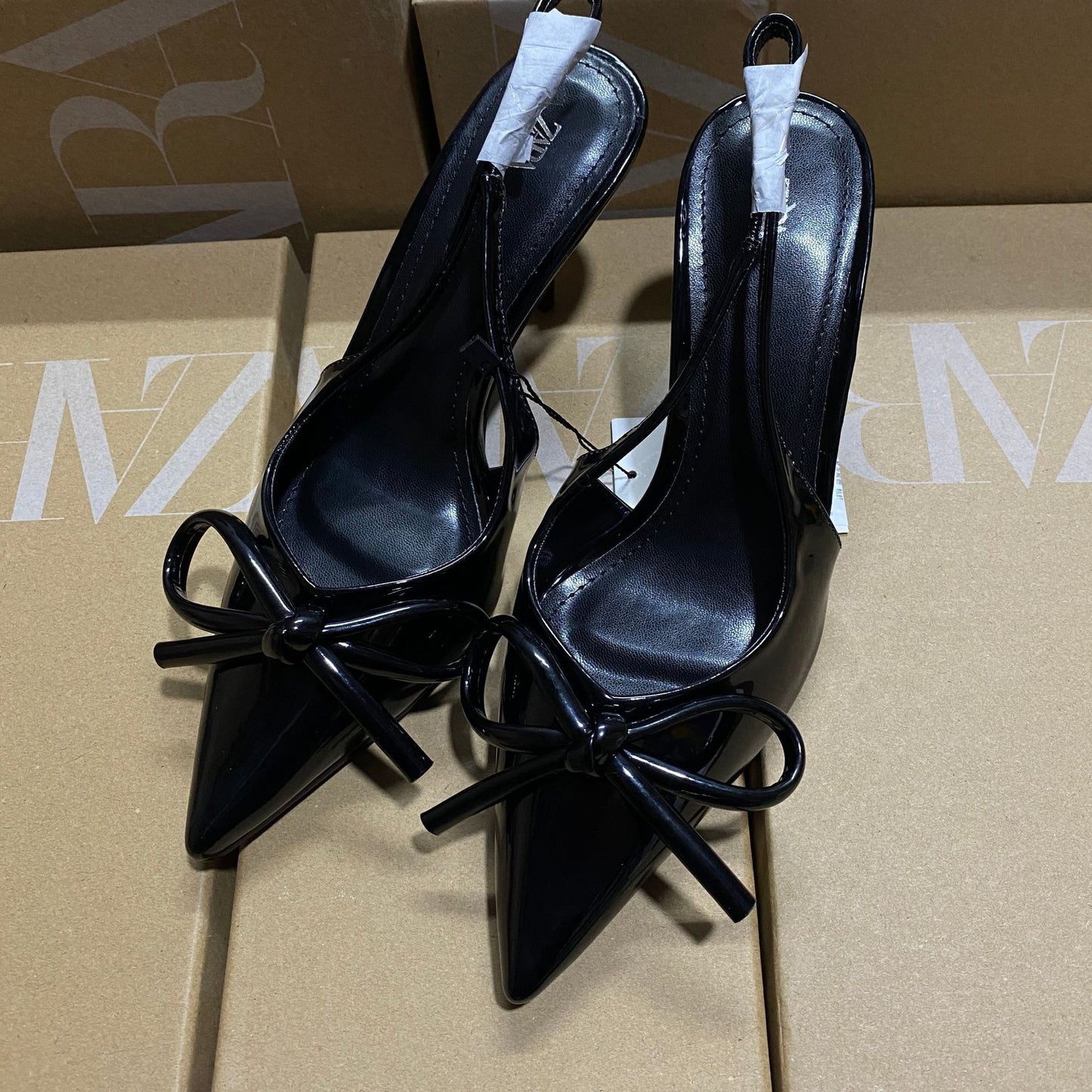 Novos sapatos transparentes na moda para mulheres, saltos altos altos baixos, sandálias de bico pontiagudo de uma linha com pressão, laços sociais de primavera e outono