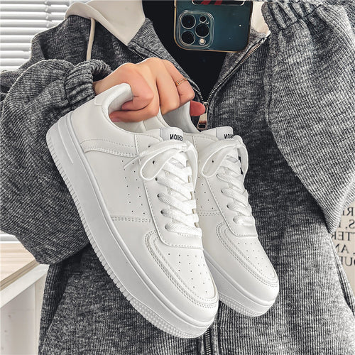 Ténis brancos masculinos, novos sapatos respiráveis de primavera, sapatos casuais versáteis masculinos masculinos, sapatos desportivos brancos puros para estudantes, estilo masculino