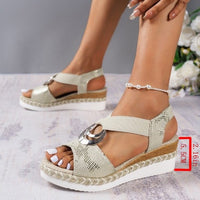 Sandálias femininas plus size europeias e americanas da Amazon WISH, decoração com fivela metálica, salto cunha de corda de cânhamo, sandálias leves com sola e bico de peixe