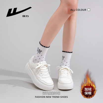 Sapatos brancos de sola grossa, simples e versáteis de guerreiro de cor sólida, sapatos de algodão universitário forrados a polar da moda para mulher, ténis de alto valor estético