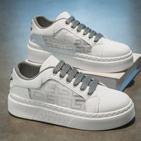 Novos sapatos brancos ocos e respiráveis para o verão masculino, ténis desportivos casuais modernos e versáteis de sola grossa para estudantes
