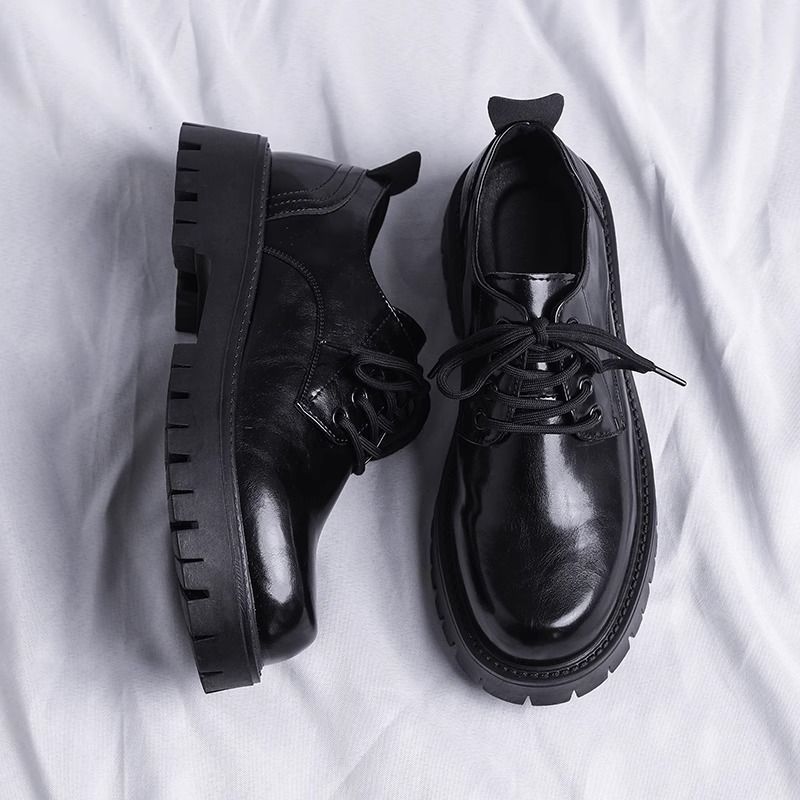 Sapatos de couro de outono masculinos, novos sapatos casuais pretos em couro, sola macia ao estilo britânico, roupa interior de negócios, sapatos de noivo para aumentar a altura