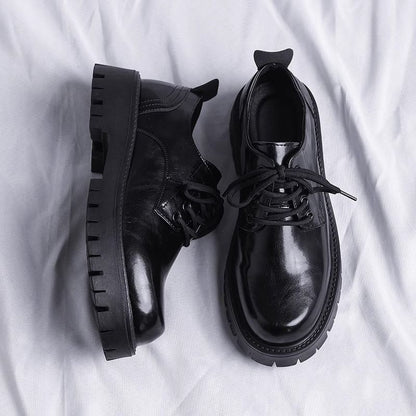 Sapatos de couro de outono masculinos, novos sapatos casuais pretos em couro, sola macia ao estilo britânico, roupa interior de negócios, sapatos de noivo para aumentar a altura