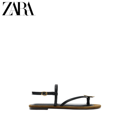 Sandálias rasteiras de bico redondo da ZARA, coleção verão 2026, com detalhes metálicos, modelo 2627710 700.