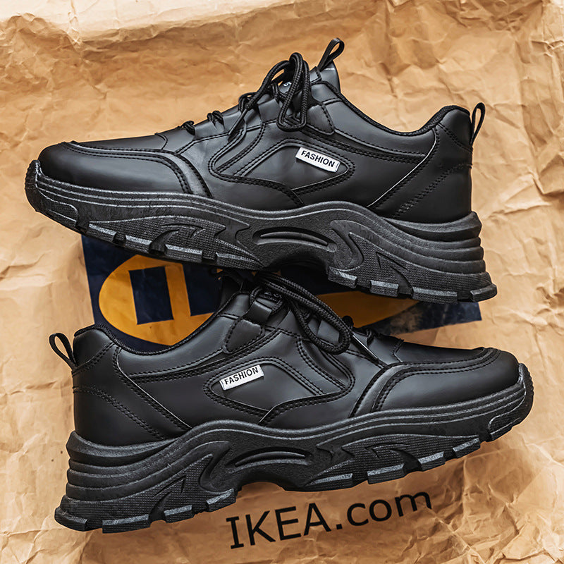 Novos sapatos brancos respiráveis de verão para homens, ténis modernos e versáteis de sola grossa ao estilo coreano, sapatilhas casuais de corrida para homens