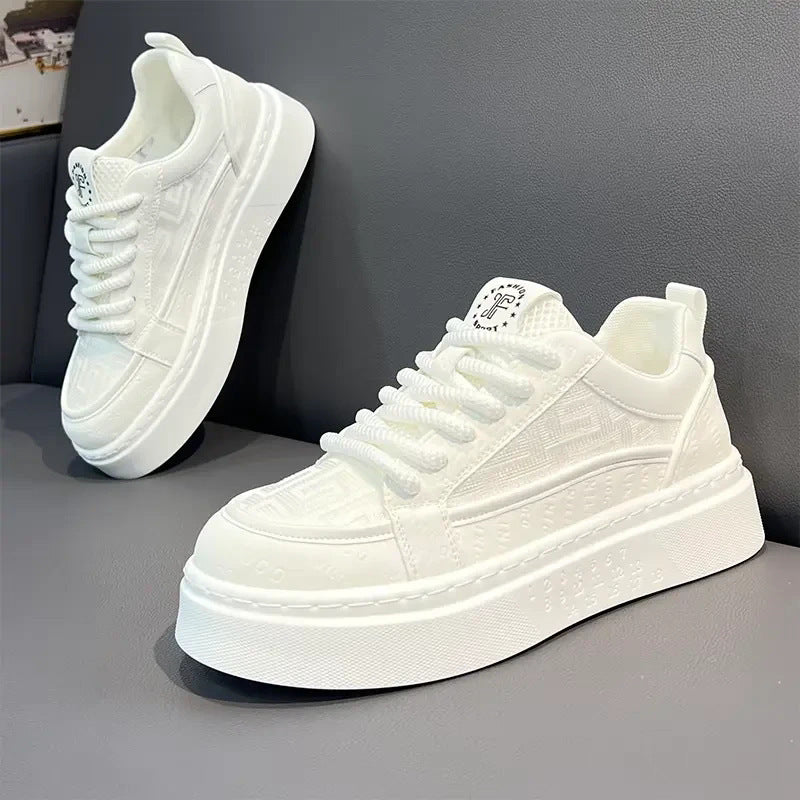 Os sapatos masculinos são respiráveis no verão, modernos, versáteis e casuais com placa branca, sapatos desportivos antiderrapantes juvenis com sola grossa e sapatos brancos realçadas