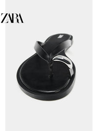 ZARA Coleção Verão 2026: Sandálias femininas com detalhes metálicos, modelo chinelo de dedo com bico redondo, código 3658710 800