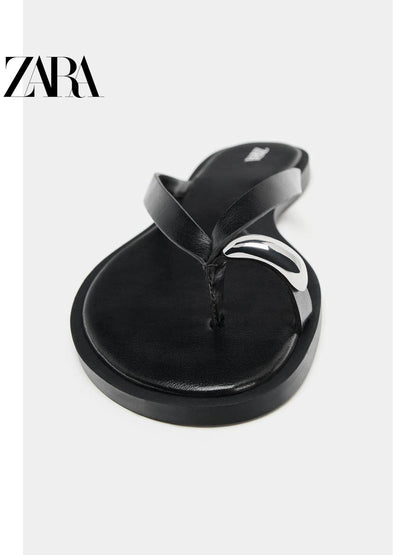 ZARA Coleção Verão 2026: Sandálias femininas com detalhes metálicos, modelo chinelo de dedo com bico redondo, código 3658710 800