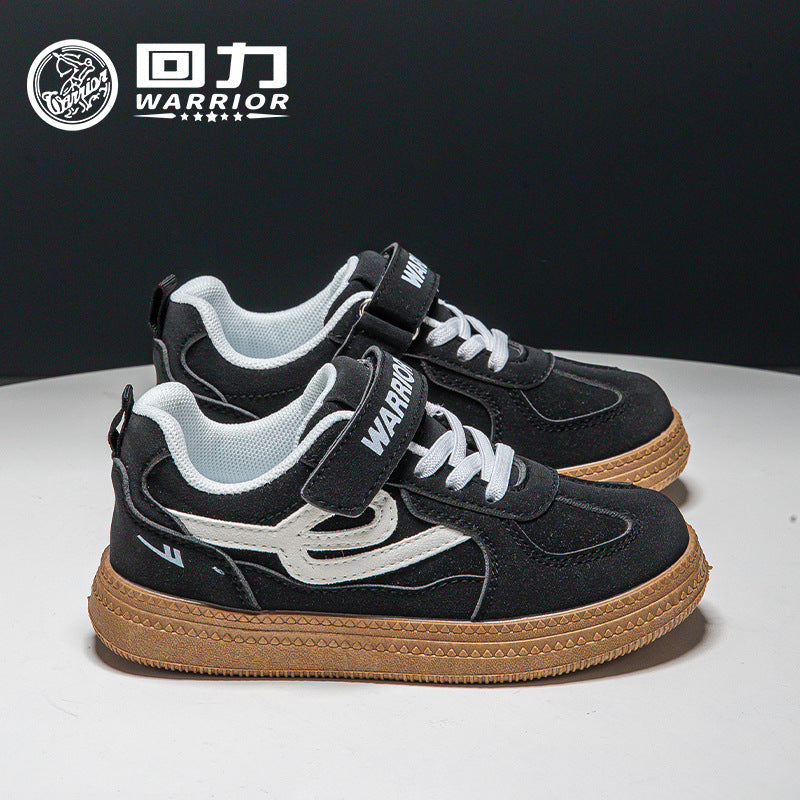 Os novos sapatos de rapazes e raparigas com blocos de cor e alta estética, design estiloso, ténis desportivos de moda versáteis, ténis confortáveis ao estilo coreano