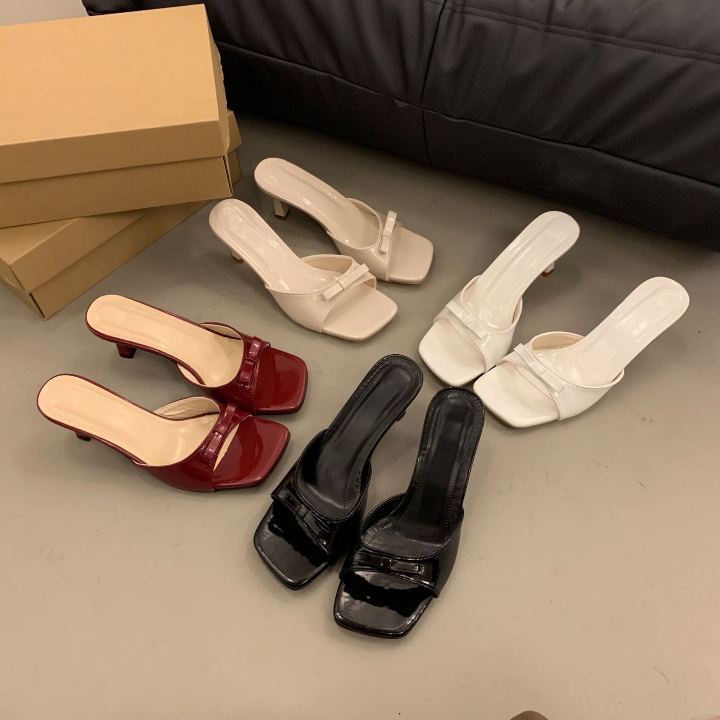 Chinelos franceses de salto alto para mulher, novas roupas exteriores de verão 2024, chinelos de uma peça com salto de agulha quadrada, sandálias com laço, versáteis e elegantes
