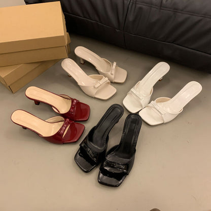 Chinelos franceses de salto alto para mulher, novas roupas exteriores de verão 2024, chinelos de uma peça com salto de agulha quadrada, sandálias com laço, versáteis e elegantes