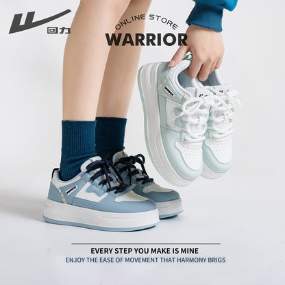 Os novos sapatos casuais versáteis e baixos da Warrior, sapatos desportivos modernos e confortáveis, ténis coreanos de sola grossa de alto valor para mulheres