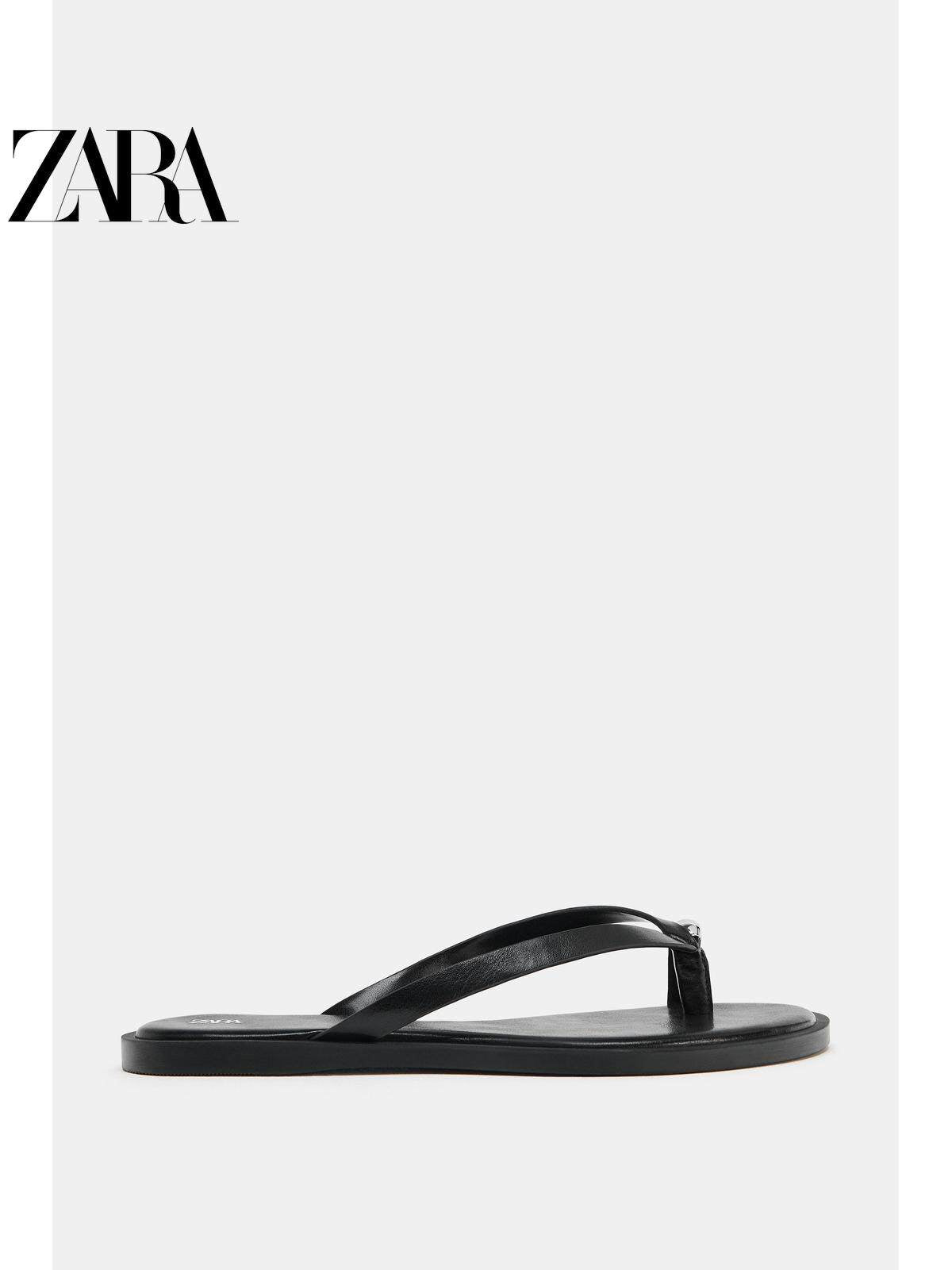 ZARA Coleção Verão 2026: Sandálias femininas com detalhes metálicos, modelo chinelo de dedo com bico redondo, código 3658710 800