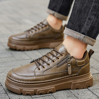 Sapatos de Homem 2025 Novos Outonais Sapatos de Couro Business Casual Britânicos Desportivos Desportivos de Sola Grossa Sapatos Martin Pretos de Cano Baixo