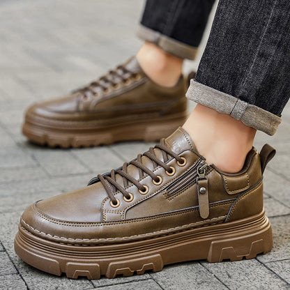 Sapatos de Homem 2025 Novos Outonais Sapatos de Couro Business Casual Britânicos Desportivos Desportivos de Sola Grossa Sapatos Martin Pretos de Cano Baixo