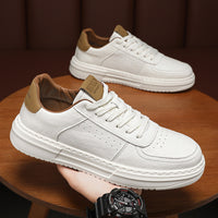 Sapatos masculinos de verão: sapatos brancos novos e respiráveis, ténis modernos para a juventude masculina, versáteis de sola grossa, ténis casuais