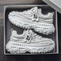 Sapatos masculinos de verão, novos sapatos desportivos de malha respirável, sapatos casuais casuais para homens na moda, versáteis e de sola grossa que aumentam a altura