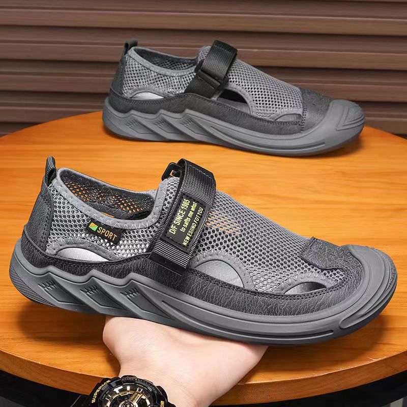 Sandálias fechadas de homem com a biqueira, sapatos ocos e respiráveis de verão com sola, sandálias casuais de pai com sola macia para condução