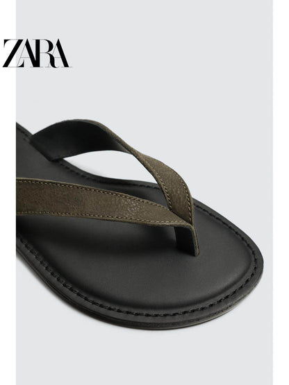 ZARA Coleção Primavera/Verão 2026 - Novos Sapatos Masculinos: Chinelos Rasteiros de Couro com Tiras e Blocos de Cores 2753720 500