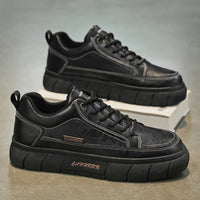 Novos sapatos antiderrapantes impermeáveis e respiráveis para os homens, sapatos pretos de couro modernos e versáteis, sapatos desportivos casuais para prancha