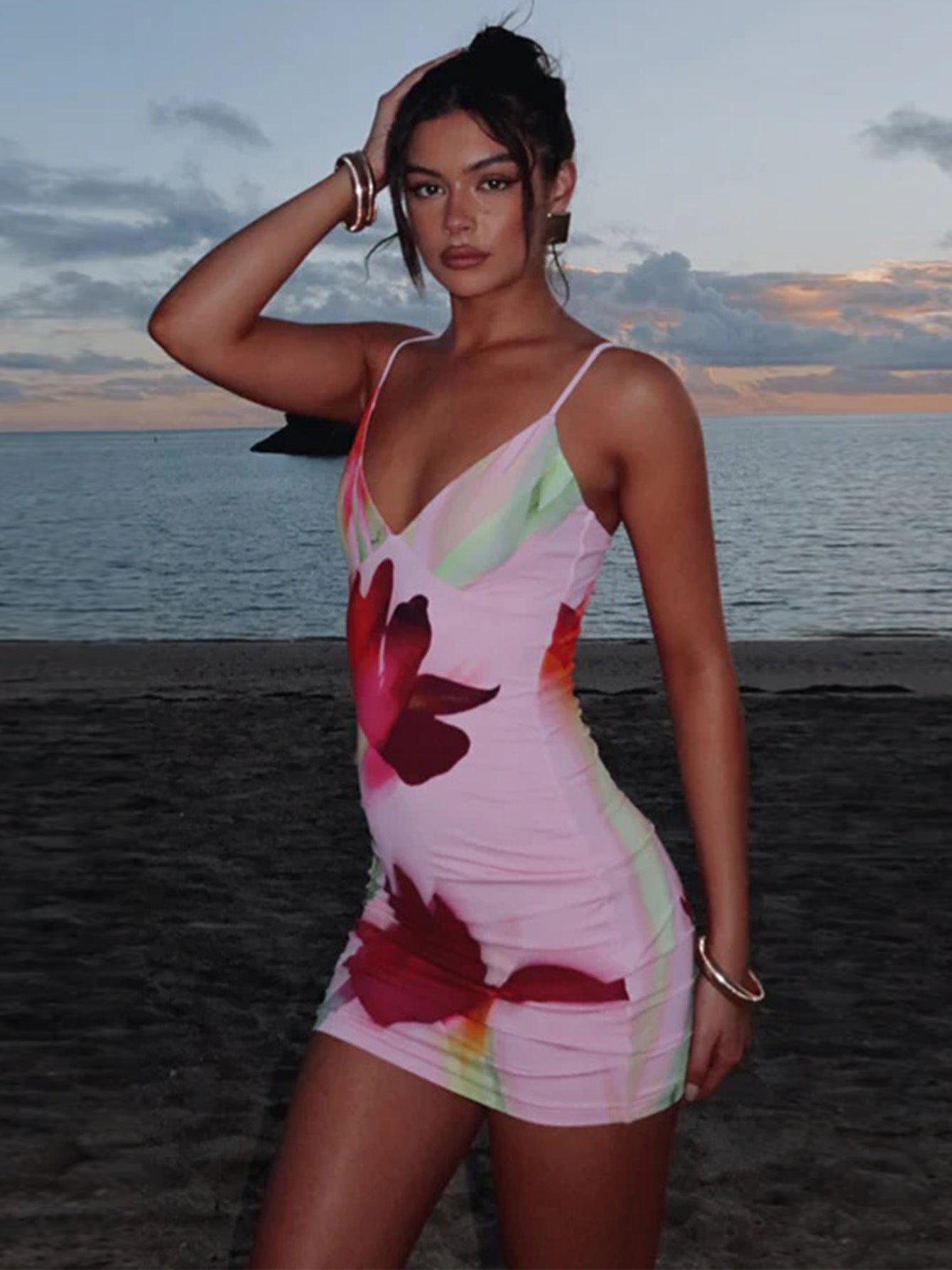 Vestido justo, ao estilo europeu-americano, com camisola sem mangas estampada e design sem costas, saia que valoriza a figura e ajusta as ancas para exportação