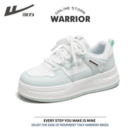 Os novos sapatos casuais versáteis e baixos da Warrior, sapatos desportivos modernos e confortáveis, ténis coreanos de sola grossa de alto valor para mulheres