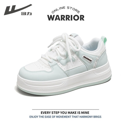 Os novos sapatos casuais versáteis e baixos da Warrior, sapatos desportivos modernos e confortáveis, ténis coreanos de sola grossa de alto valor para mulheres