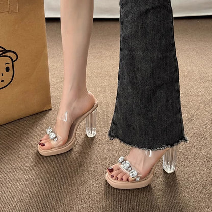 Saltos altos para mulheres, roupa exterior de verão 2025, novos saltos franceses robustos, sandálias de cristal transparentes com strass, chinelos de mulher, sapatos femininos