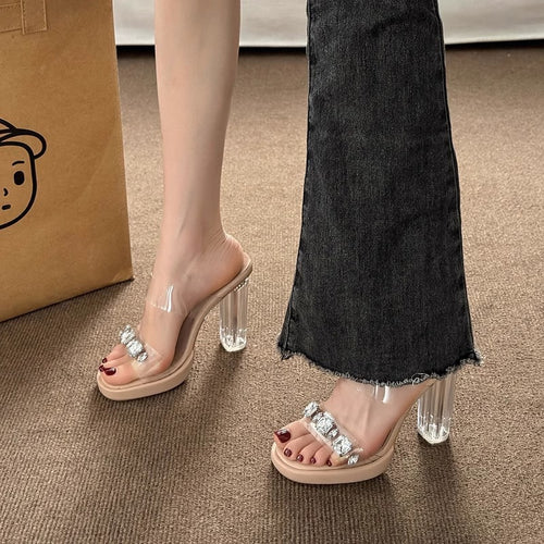Saltos altos para mulheres, roupa exterior de verão 2025, novos saltos franceses robustos, sandálias de cristal transparentes com strass, chinelos de mulher, sapatos femininos