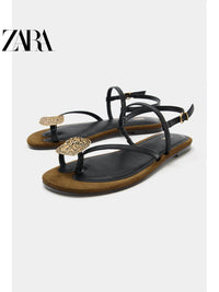 Sandálias rasteiras de bico redondo da ZARA, coleção verão 2026, com detalhes metálicos, modelo 2627710 700.