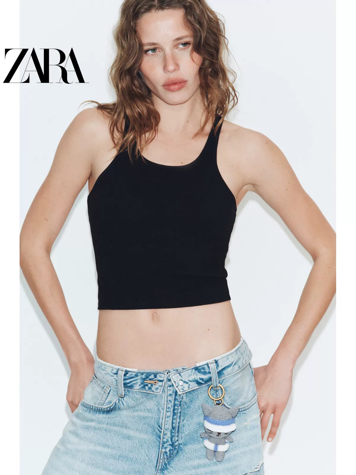 Bolsa feminina ZARA, lançamento da coleção verão 2026, com porta-chaves em formato de gatinho (código: 6689710 802).
