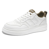 Novos ténis casuais casuais brancos, respiráveis e flexíveis para o verão, ténis de sola grossa para estudantes, sapatos brancos casuais para homens