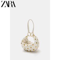Bolsa feminina ZARA, lançamento da coleção verão 2026, com detalhes em rebites e zíper com argola metálica, modelo ombro, código 6094810 850.