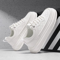 Sapatos de homem: sapatos brancos leves e de sola macia de primavera/verão, sapatos casuais de homem, sapatos de tábua versáteis de sola grossa, sapatos modernos de homem