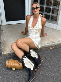 Vestido curtíssimo em reviravolta em V profundo e com renda em estilo europeu, americano e francês, sexy, oco e sem costas