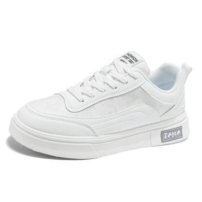 Sapatos casuais casuais de outono na moda masculinos em estilo coreano em pele quente, sapatos desportivos desportivos versáteis que aumentam a altura, pequenos sapatos brancos da moda para adolescentes