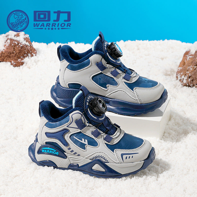 Os novos sapatos desportivos de lã forrados em couro com blocos de cor da Warrior, sapatos casuais confortáveis para o exterior de alta estética, sapatos infantis de algodão da moda e versáteis