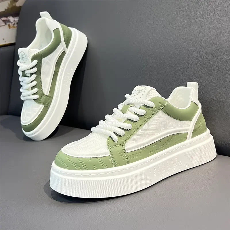 Os sapatos masculinos são respiráveis no verão, modernos, versáteis e casuais com placa branca, sapatos desportivos antiderrapantes juvenis com sola grossa e sapatos brancos realçadas